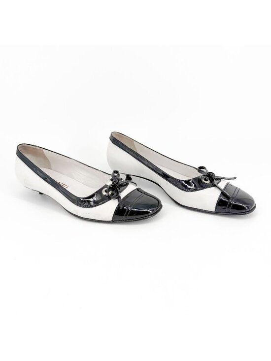 CHANEL Shoes - Chanel Vintage Black White Cap Toe Kitten Pumps Size 38 US 7–7.5 Two Tone Ballet